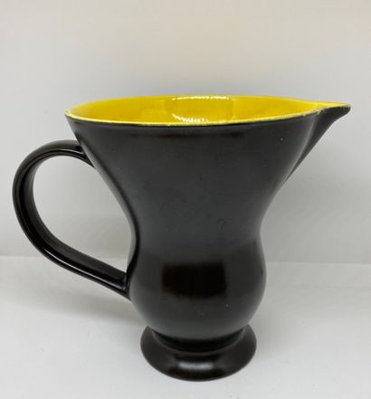 null DIGOIIN SARREGUEMINES

Pitcher in black enamelled ceramic, the interior yellow.

H....