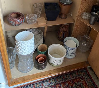 null Important lot de vases et cache pot en faience, cristal , verre, et divers.

(vente...