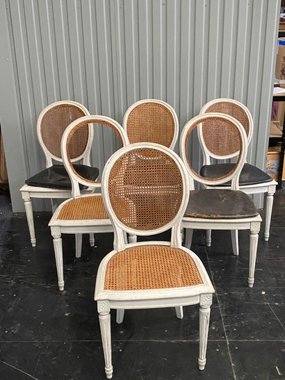 Suite de six chaises en bois laqué blanc...