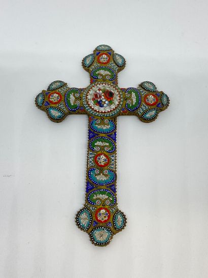 null Cross in metal and micromosaic.

H. 14cm (missing)