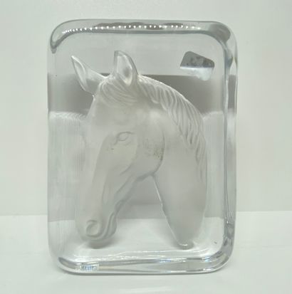 null Presse papier en cristal figurant une tête de cheval en relief.