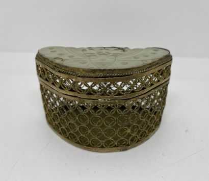 null CHINA

Small openwork brass box, the lid decorated with a jade plate.

Size...