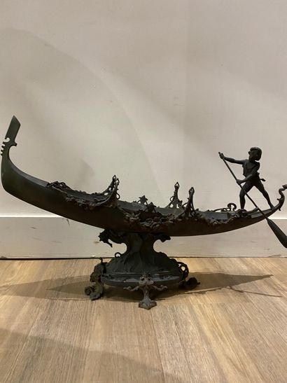 null Gondola in bronze with brown patina

brown patina.

Size : 19 x 60cm