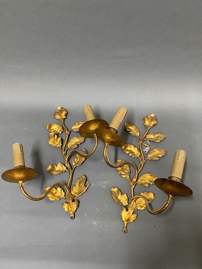 null Pair of two-light foliage sconces in gilded patina

H : 37 cm