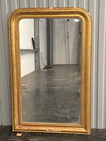 Miroir de cheminée à encadrement doré. 
Epoque...