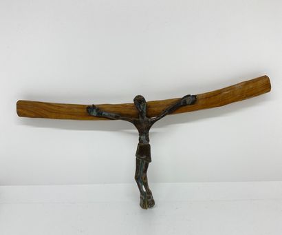 Crucifix en bronze à patine brune. Travail...