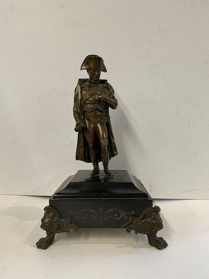 null Bronze subject with a medal patina representing Napoleon.

Black stone base...