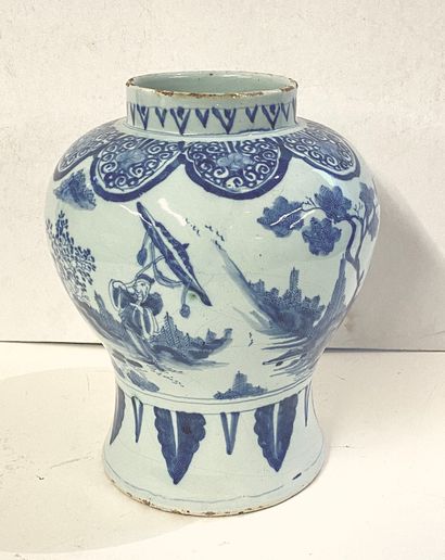 null DELFT

Pot en faience à décor chinois en camaieu de bleu.

H. : 24,5cm