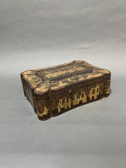 null Sewing box of mouvementée form in black lacquered wood with gilded decoration...