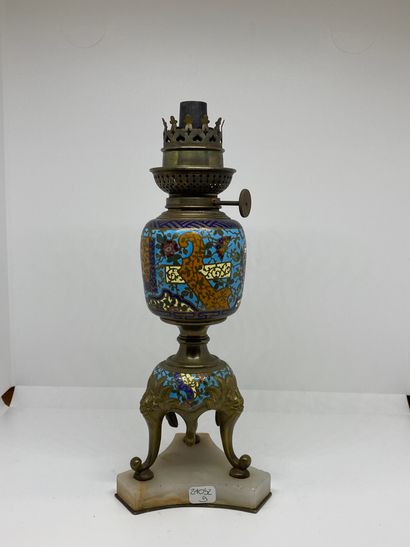 null CHINE

Lampe à huile tripode en émail cloisonné.

H. : 26cm