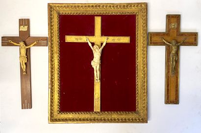 Christ en ivoire (H. : 15cm) 
on y joint...