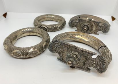 null Four oriental bracelets in silver

Size : Between 11 cm and 12,5 cm

Total weight:...