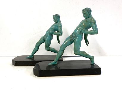 null R. VRAMANT

Paire de serre livres en bronze à patine verte sur socle en marbre...