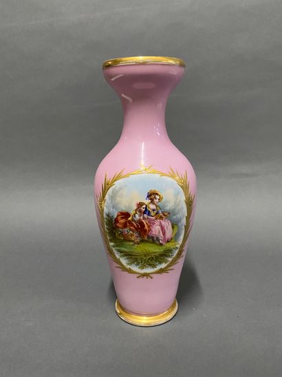 Vase en porcelaine à fond rose à décor d'une...