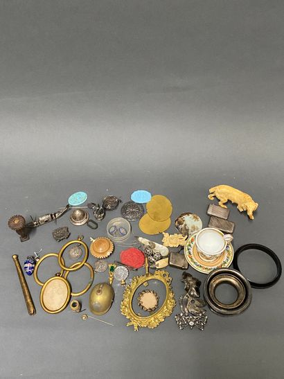 null Small set of silver plated objects and various trinkets
