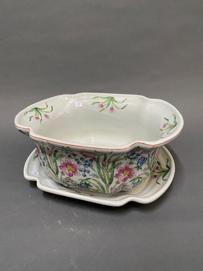 null CHINE 

Jardinière et son présentoir en porcelaine à décors de fleurs

Travail...