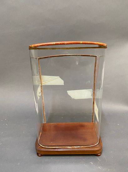 Globe de pendule en verre sur socle en bois...