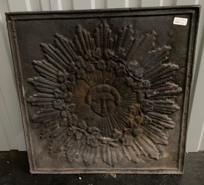 null Cast iron fireback decorated with a radiant face.

57 x 57 cm