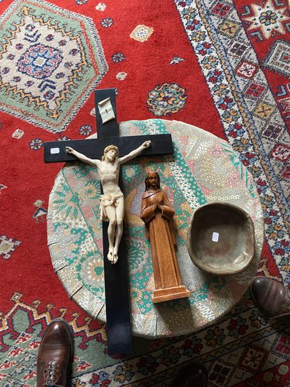  Lot comprenant un christ en ivoire, coupe en grès et une vierge en bois. 
(vente...