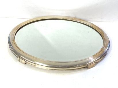 null Centerpiece of oval shape in silver plated metal and mirror background.

Size...