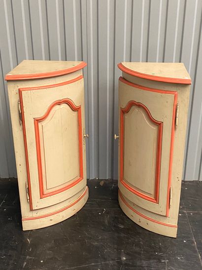 null Pair of cream and pink wood corner pieces. 

Louis XV style

H : 88 - Depth...