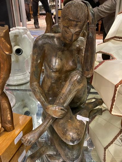 null P. CHENET (XXE)

Sculpture en alliage cuivreux à patine brune figurant une femme...