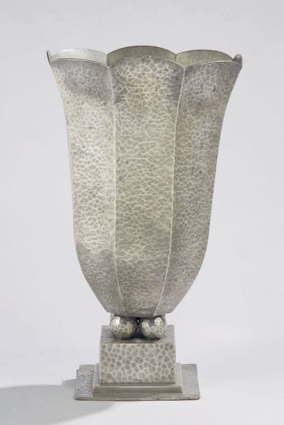 Jean DESPRES (1889-1980) Rare vase en étain à surface martelée présentant une panse...