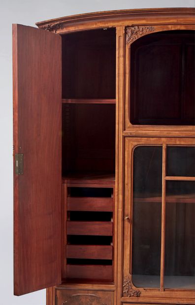 EUGENE GAILLARD, attribué à Mahogany and burl veneer display cabinet opening by four...