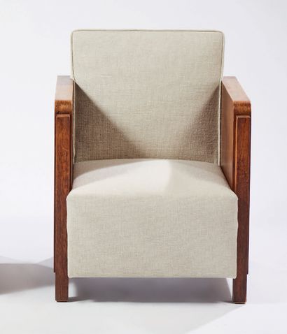 PIERRE PETIT (XXE) Architecte-décorateur.
Paire de fauteuils en chêne teinté à accotoirs...