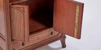 EUGENE GAILLARD, attribué à Exceptional mahogany display cabinet with a curved cubic...