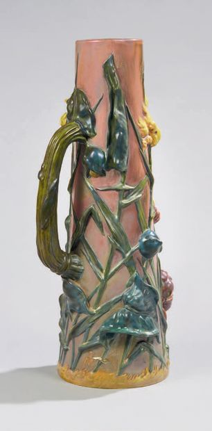 Vilmos ZSOLNAY (1840-1900) Grand vase-pichet à anse de forme tronconique en céramique...
