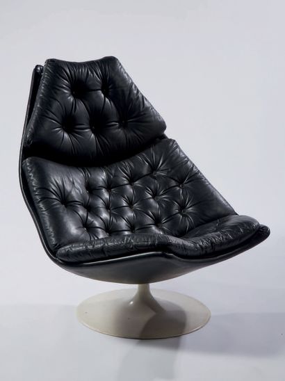 Geoffrey HARCOURT (né en 1935) Important fauteuil pivotant à coque moulée ovoïde...