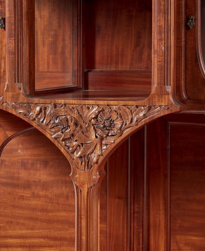 EUGENE GAILLARD, attribué à Exceptional mahogany display cabinet with a curved cubic...