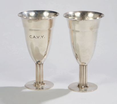 Jean DESPRES (1889-1980) Paire de vases coupes modernistes en métal argenté à surface...