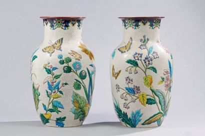 LONGWY Importante paire de vases en céramique à décor émaillé en polychromie de motifs...