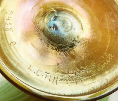 Louis Comfort TIFFANY (1848-1933) Coupe corolle sur piédouche circulaire en verre...