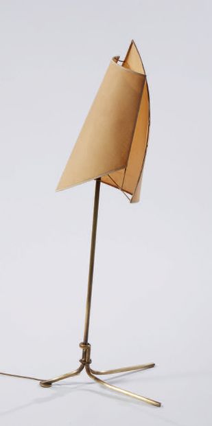 JEAN-BORIS LACROIX (1902-1984) Lampe de parquet à piétement tripode en laiton enserrant...