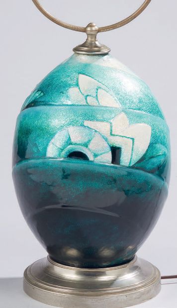 Camille FAURÉ (1874-1956) Pied de lampe de forme ovoïde en cuivre à décor floral...