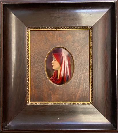 null Jules SARLANDIE (1874-1936)

Plaque ovale figurant un portrait de femme en émail.

Signée...