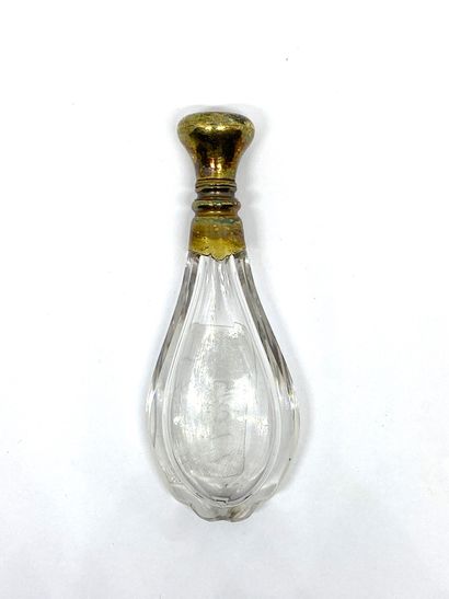 null Flacon à sel en cristal et monture en vermeil.

XIXe siècle

Long. : 10cm