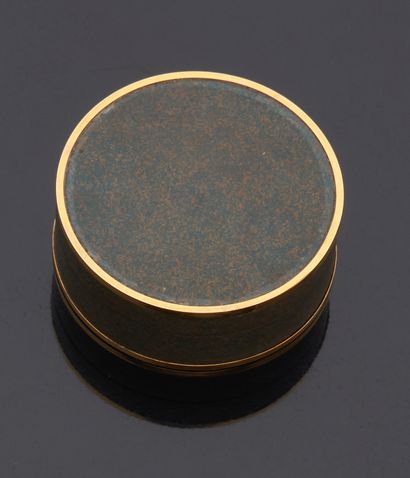 null Round box in lacquer and gold.

End of the 18th century.

Gross weight : 44,7...