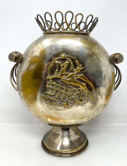 null TRAVAIL XXe siècle

Vase bouquetière en métal

argenté à décor de cervidés

H...