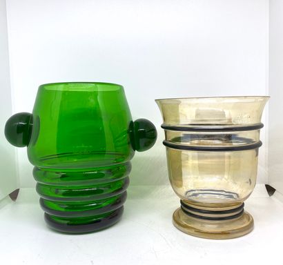 null Ensemble de deux vases en verre modernes (taupe et vert).

H. : 15,5 cm et 18...
