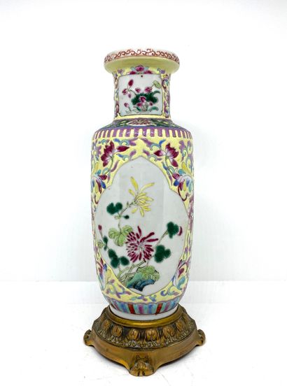 null Vase en porcelaine décoré en émaux chinois, monture en bronze doré. Etiquette...