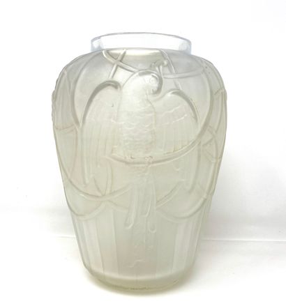 null SABINO

Vase en verre opalescent à décor d'oiseaux stylisés.

H. : 20cm