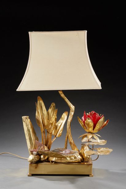 null TRAVAIL DES ANNEES 1970

Lampe en métal doré, pierre dure et verre rouge à décor...