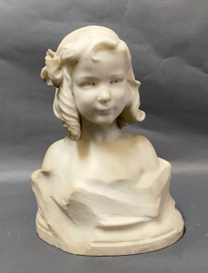 null Jean-Baptiste BELLOC (1863-1919)

Buste en marbre figurant un jeune enfant aux...