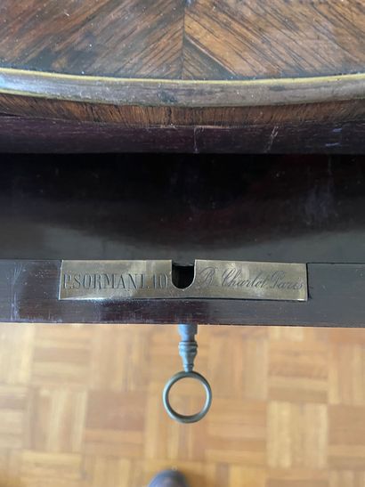 null Petite table travailleuse en marquèterie de style Louis XV. 

Serrure signée...