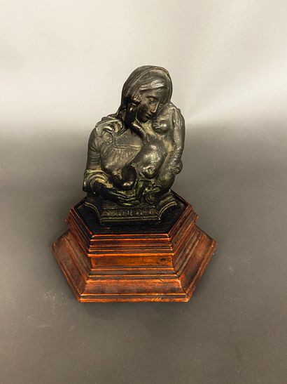 null Vierge à l'enfant en bronze sur un socle en bois

H. : 11,5 cm (hors socle)