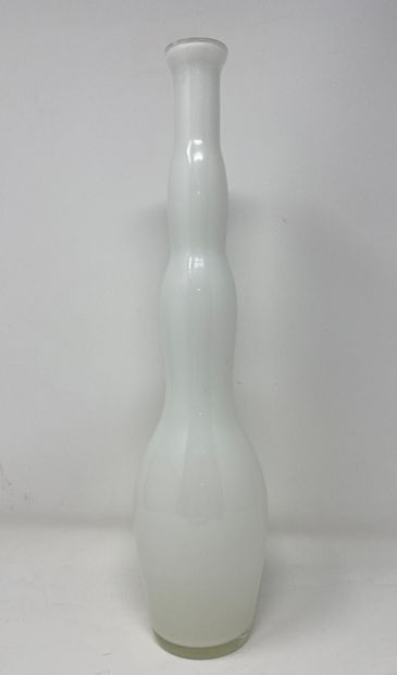 null Travail allemand 

Vase soliflore en verre teinté blanc 

Hauteur : 33 cm